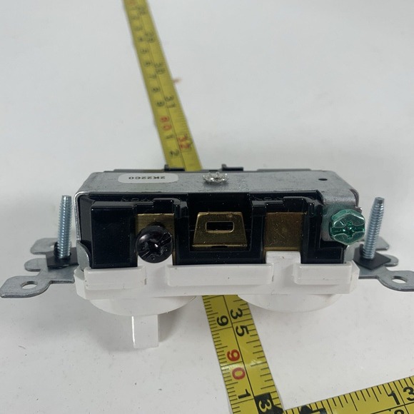 Leviton 5226-W SIDE WIRE SINGLE POLE COMBO SWITCH & Pilot Light 15A 120VAC - Picture 12 of 15